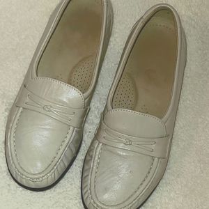 Off-White Women's Loafers by SAS Tripad Comfort in Gently Worn Condition Size 6W